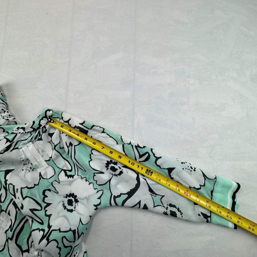 NWT New York & Company Top Womens XS White Green Spring Floral Stretch V-Neck - Picture 5 of 6
